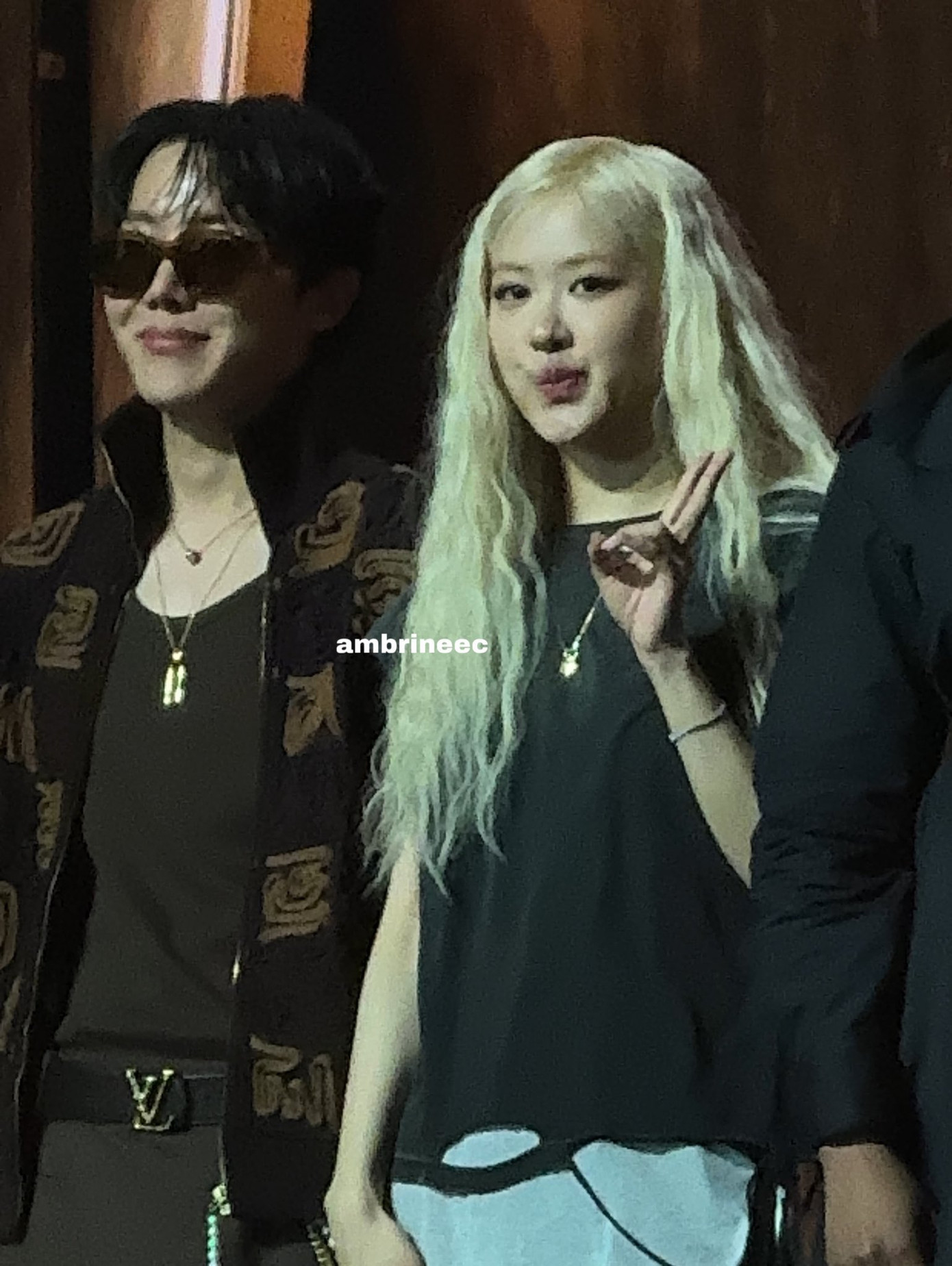 Bên cạnh khung hình chung với 2 tiền bối BIGBANG, bức hình j-hope và Rosé đứng cạnh nhau cũng gây sốt mạng xã hội. - Ảnh: ambrineec Bên cạnh khung hình chung với 2 tiền bối BIGBANG, bức hình j-hope và Rosé đứng cạnh nhau cũng gây sốt mạng xã hội. - Ảnh: ambrineec