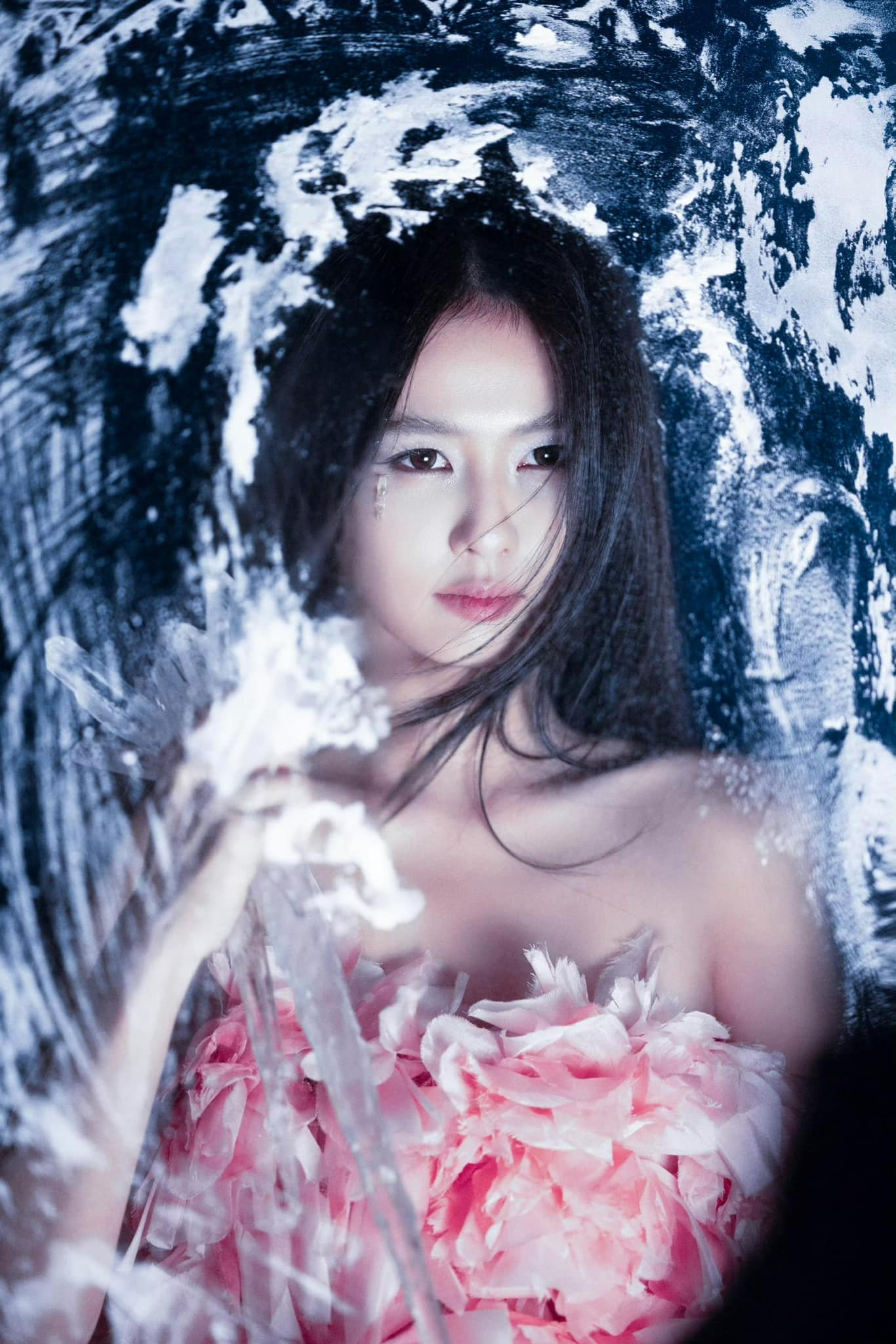 Ảnh hậu trường của cô cũng được khen.