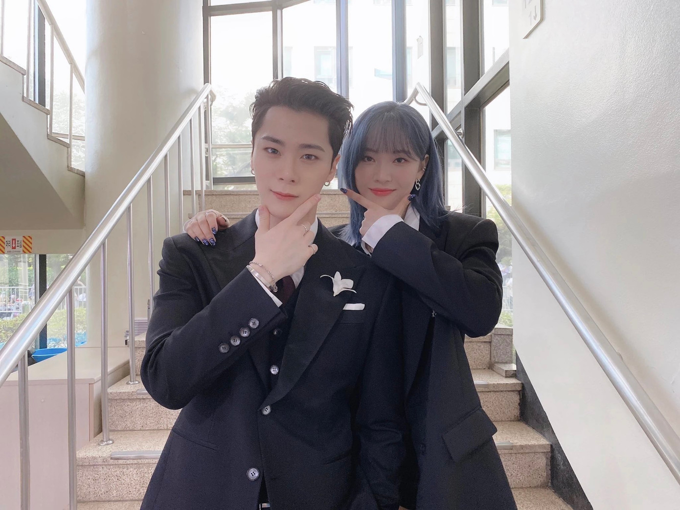 Moonbin và Moon Sua được khán giả yêu mến nhờ những tương tác đáng yêu trên sân khấu và hậu trường.