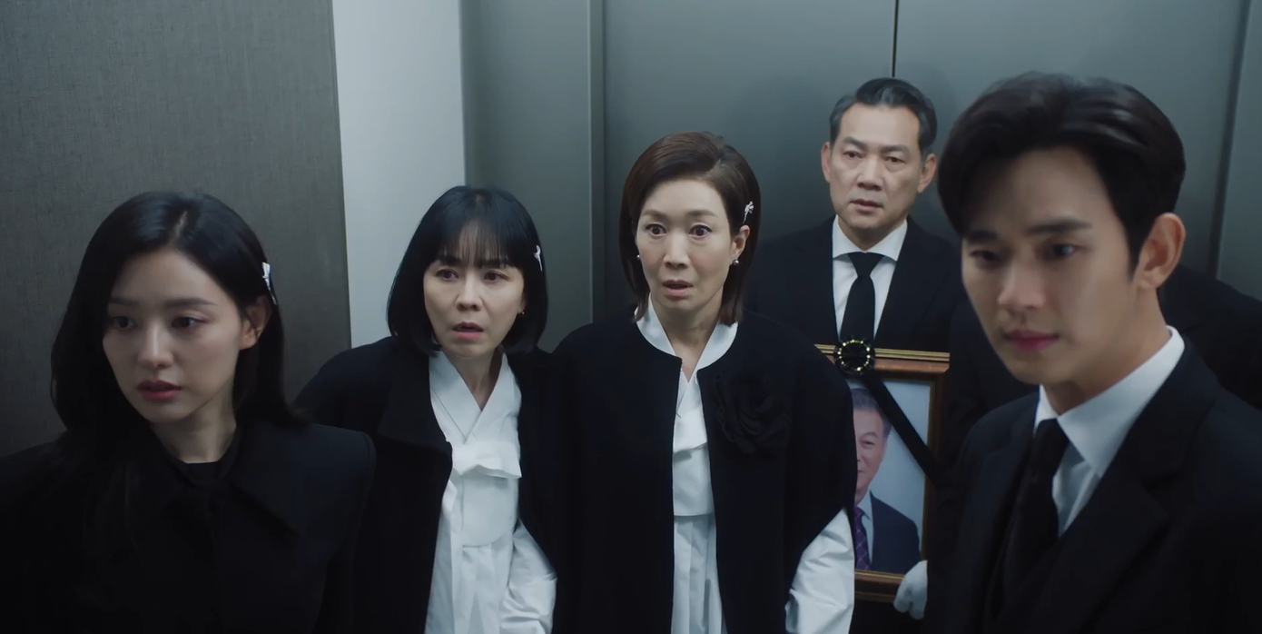 Baek - Hong bất ngờ khi tìm thấy "hầm trú ẩn" mà ông nội nhắc tới với Hae In. Baek - Hong bất ngờ khi tìm thấy "hầm trú ẩn" mà ông nội nhắc tới với Hae In.