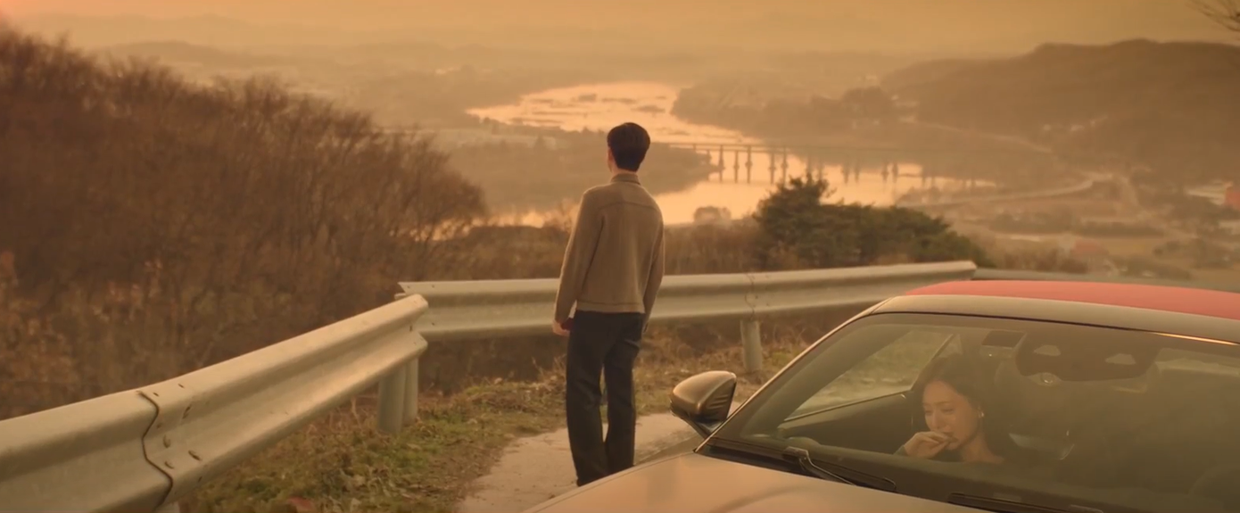 Khung cảnh lãng mạn trong thoáng chốc đã ám đầy màu buồn, &quot;cứa tim&quot; khán giả khi Baek - Hong người trong xe, người ngoài xe đều bất lực, bật khóc.