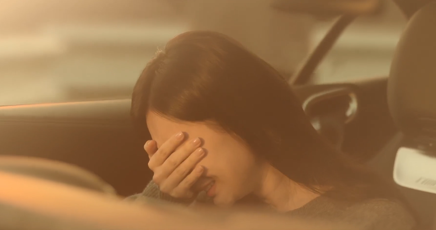 Khung cảnh lãng mạn trong thoáng chốc đã ám đầy màu buồn, &quot;cứa tim&quot; khán giả khi Baek - Hong người trong xe, người ngoài xe đều bất lực, bật khóc.