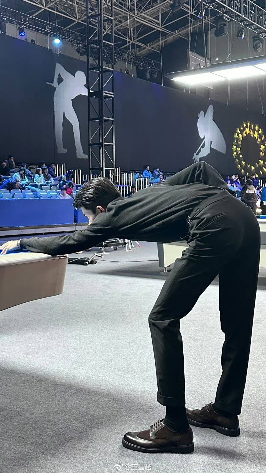 Bức ảnh hậu trường được Vương Tinh Việt đăng tải gây sốt mạng xã hội vì vóc dáng gây mê của "cơ thủ 1m84" Mạnh Hiểu Đông. Bức ảnh hậu trường được Vương Tinh Việt đăng tải gây sốt mạng xã hội vì vóc dáng gây mê của "cơ thủ 1m84" Mạnh Hiểu Đông.