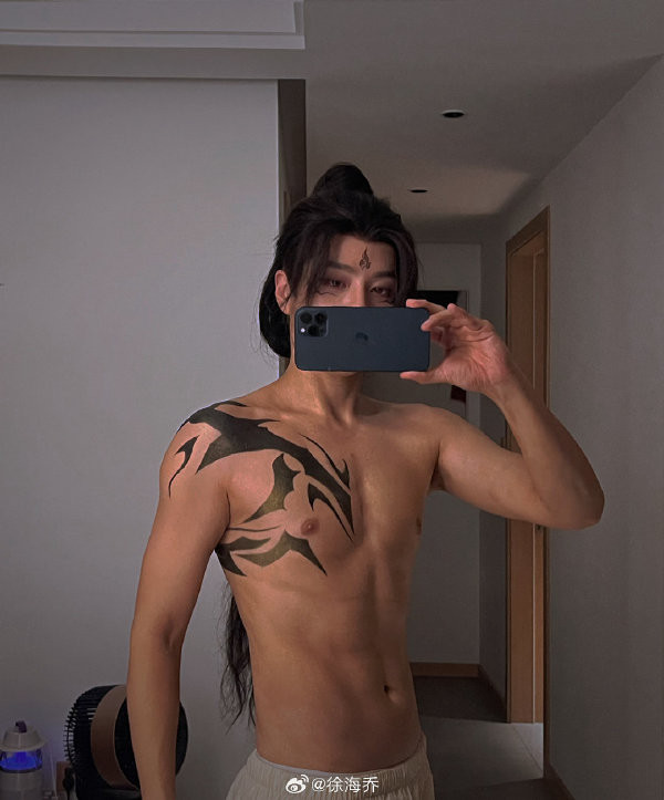 Nam diễn viên cho biết đã dành 1 tháng điều chỉnh chế độ ăn uống, tập luyện với cường độ cao để có được thân hình cũng "miễn cưỡng hài lòng" ở tuổi 40. Nam diễn viên cho biết đã dành 1 tháng điều chỉnh chế độ ăn uống, tập luyện với cường độ cao để có được thân hình cũng "miễn cưỡng hài lòng" ở tuổi 40.