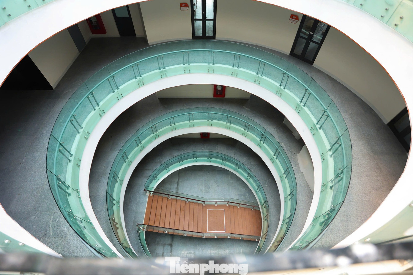 Một góc cầu thang, hành lang bên trong tòa nhà được thiết kế hình xoắn ốc. - Ảnh: Trọng Tài/ TPO Một góc cầu thang, hành lang bên trong tòa nhà được thiết kế hình xoắn ốc. - Ảnh: Trọng Tài/ TPO