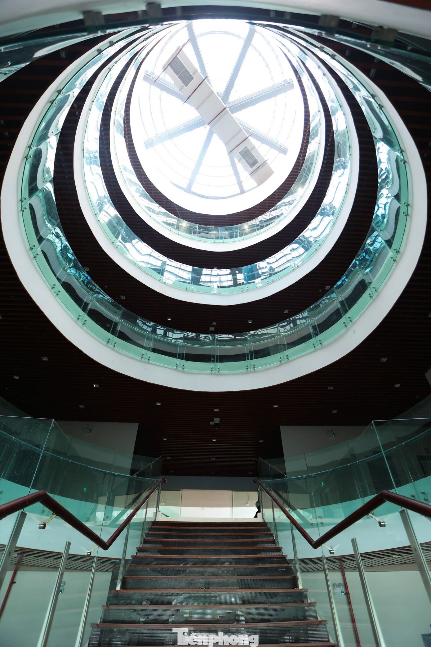 Tháp thiên văn cao 68m, gồm 18 tầng là nơi cao nhất của Cung Thiếu nhi, được thiết kế hình ngọn đuốc. Bên trong có hai ống nhòm và kính thiên văn. - Ảnh: Trọng Tài/TPO Tháp thiên văn cao 68m, gồm 18 tầng là nơi cao nhất của Cung Thiếu nhi, được thiết kế hình ngọn đuốc. Bên trong có hai ống nhòm và kính thiên văn. - Ảnh: Trọng Tài/TPO