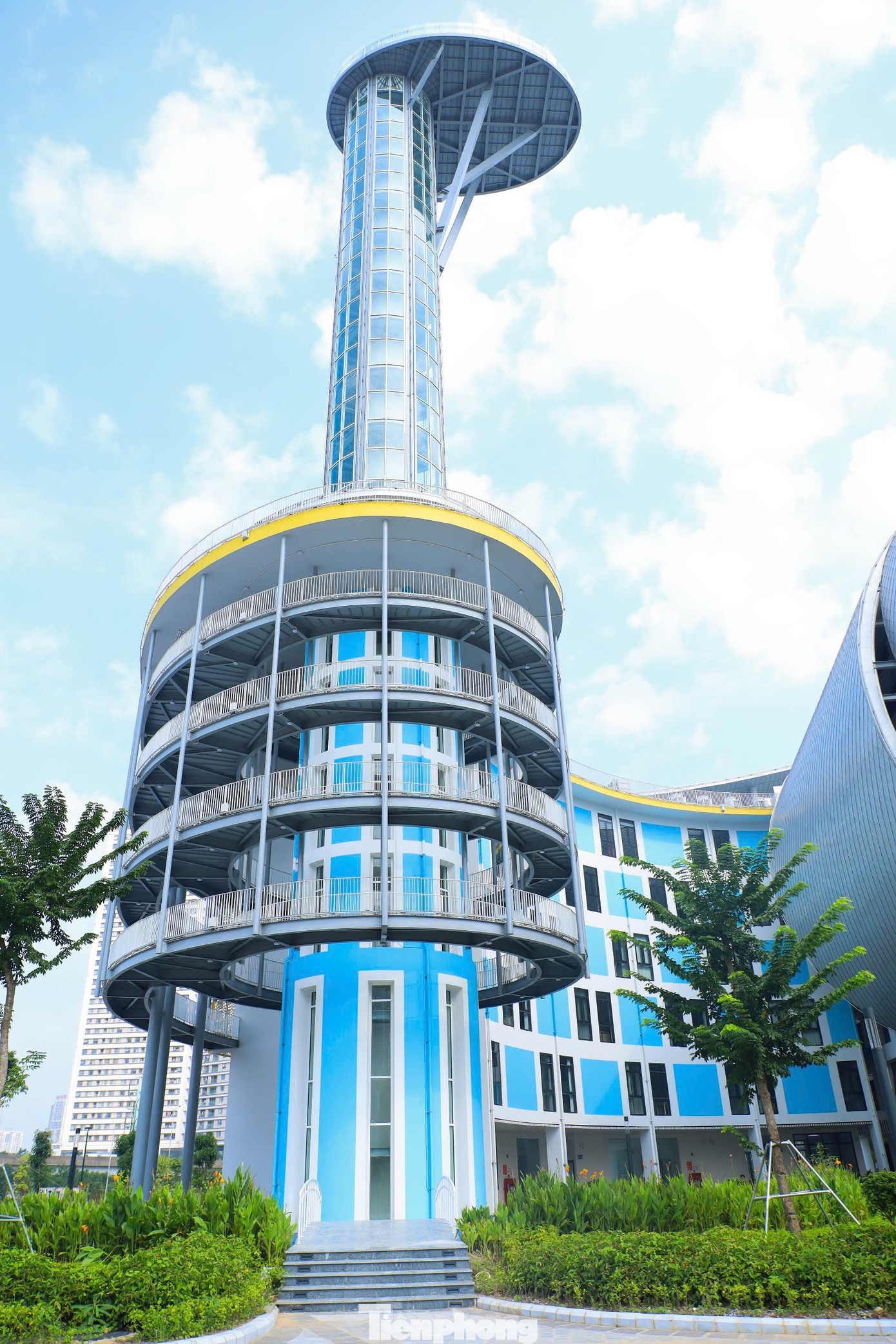 Tháp thiên văn cao 68m, gồm 18 tầng là nơi cao nhất của Cung Thiếu nhi, được thiết kế hình ngọn đuốc. Bên trong có hai ống nhòm và kính thiên văn. - Ảnh: Trọng Tài/TPO Tháp thiên văn cao 68m, gồm 18 tầng là nơi cao nhất của Cung Thiếu nhi, được thiết kế hình ngọn đuốc. Bên trong có hai ống nhòm và kính thiên văn. - Ảnh: Trọng Tài/TPO