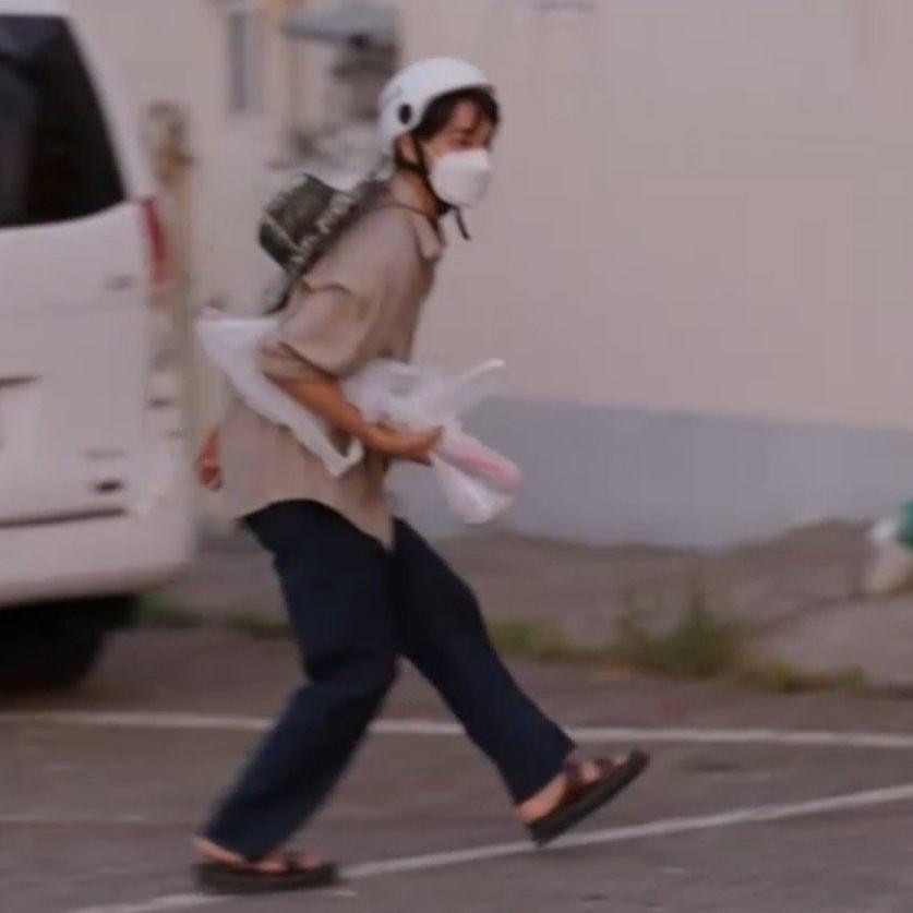 Là anh chàng bí mật tổ chức sự kiện cầu hôn cho khách hàng trong Udo Inn tập 5 nhưng dáng vẻ của chàng nhân viên này có gì đó... hơi sai sai!