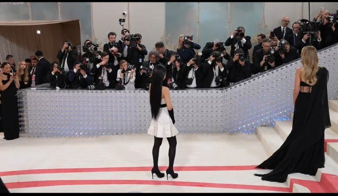 Bức ảnh tĩnh được lan truyền giữa tin đồn Jennie bị ngó lơ tại Met Gala 2023. Cô đứng gần và quay mặt về cùng hướng với Margot Robbie. Bức ảnh tĩnh được lan truyền giữa tin đồn Jennie bị ngó lơ tại Met Gala 2023. Cô đứng gần và quay mặt về cùng hướng với Margot Robbie.