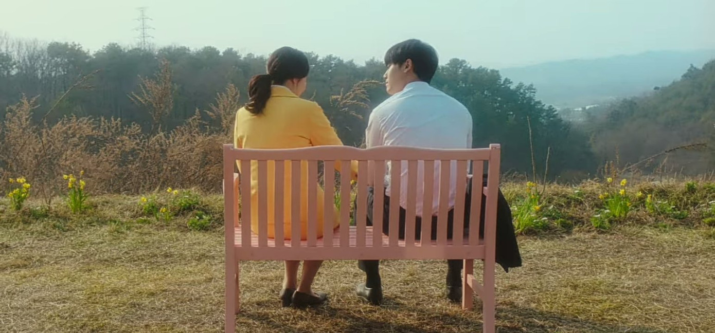 Kang Ho tìm ra bức thư mẹ để lại cho anh sau bức ảnh gia đình, nhớ về người mẹ quá cố.