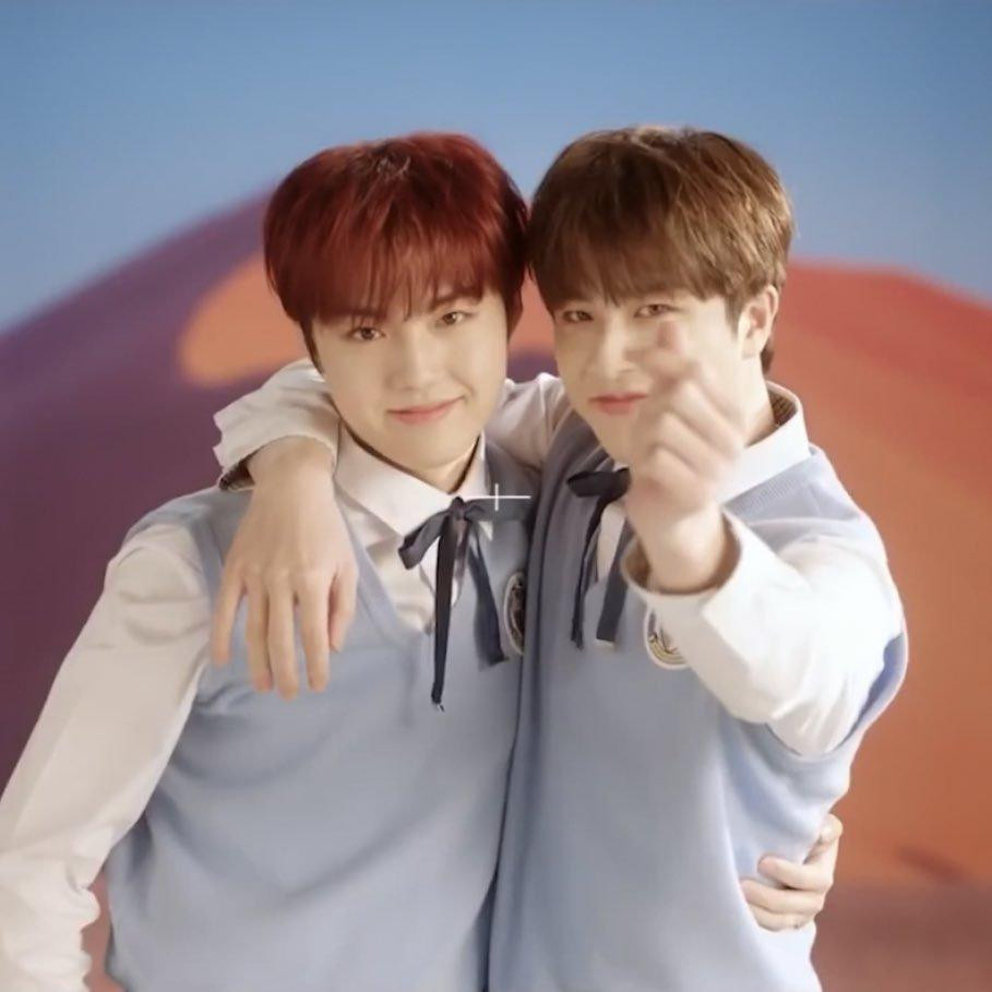 Doyoung (trái) và Junghwan (phải) của TREASURE... Doyoung (trái) và Junghwan (phải) của TREASURE...