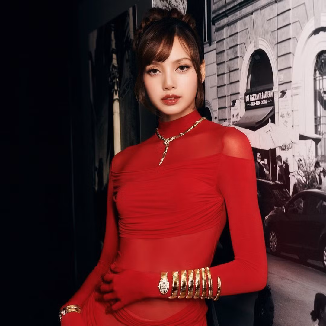 Vẻ đẹp rực rỡ, kiêu sa như đóa hồng đỏ của Lisa trong triển lãm BVLGARI tiếp tục được fan ghi vào sổ những tạo hình "huyền thoại" của cô.