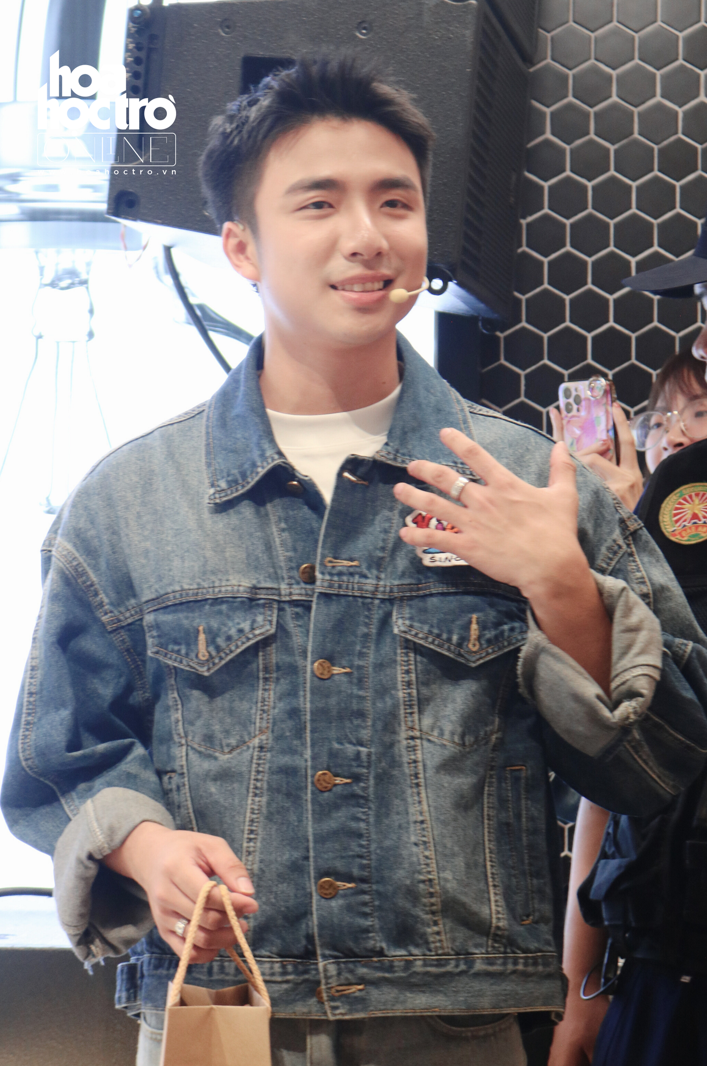 Tại sự kiện 24/3, Ninh Anh Bùi trong vai người bán hàng kiêm "chủ thẻ" ưng là chốt đơn, Nguyễn Tùng Dương trong vai người mua hàng thích là nhặt không cần nghĩ ngợi. Tại sự kiện 24/3, Ninh Anh Bùi trong vai người bán hàng kiêm "chủ thẻ" ưng là chốt đơn, Nguyễn Tùng Dương trong vai người mua hàng thích là nhặt không cần nghĩ ngợi.