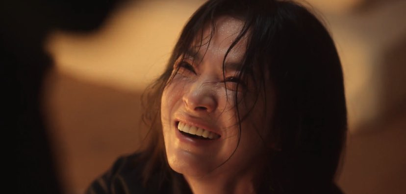 Sự đau đớn, bất lực tới hả hê, pha chút "điên loạn" của Moon Dong Eun trong cảnh chất vấn mẹ mình được netizen nhận định là một trong những cảnh quay đắt giá, khiến khán giả vừa bất bình vừa thương xót thay cho nhân vật này. Sự đau đớn, bất lực tới hả hê, pha chút "điên loạn" của Moon Dong Eun trong cảnh chất vấn mẹ mình được netizen nhận định là một trong những cảnh quay đắt giá, khiến khán giả vừa bất bình vừa thương xót thay cho nhân vật này.