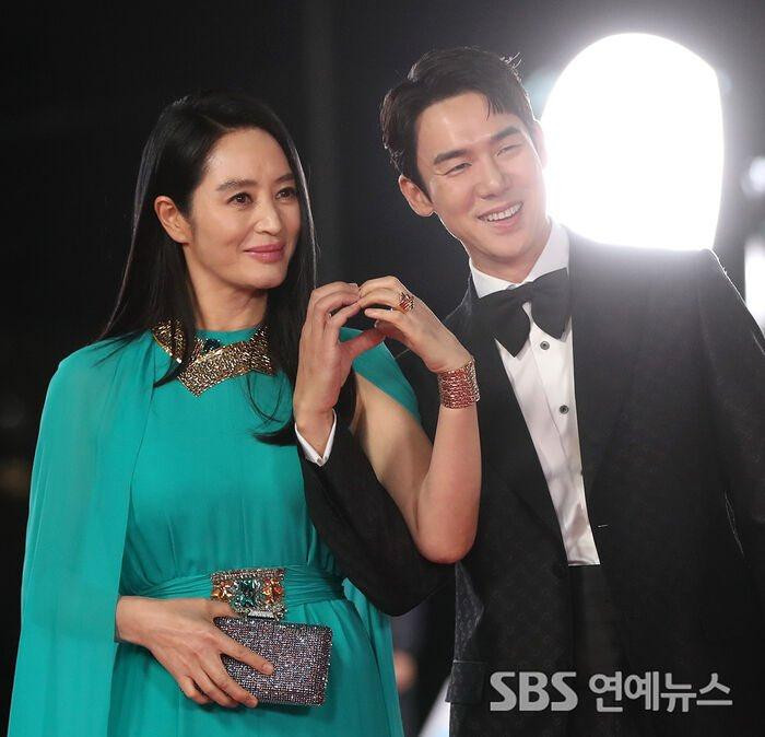 Kim Hye Soo và Yoo Yeon Seok là hai cái tên quen thuộc trong vị trí MC của Rồng Xanh.