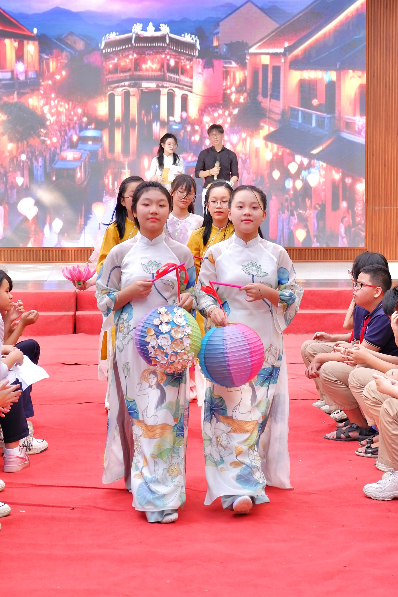 Hình dáng tới cách trang trí của tween đa dạng. Lớp dùng màu nước vẽ lên danh lam, thắng cảnh nổi tiếng của Thủ đô. Lớp lại làm đèn từ vật liệu tái chế, sử dụng kẽm nhung... Hình dáng tới cách trang trí của tween đa dạng. Lớp dùng màu nước vẽ lên danh lam, thắng cảnh nổi tiếng của Thủ đô. Lớp lại làm đèn từ vật liệu tái chế, sử dụng kẽm nhung...