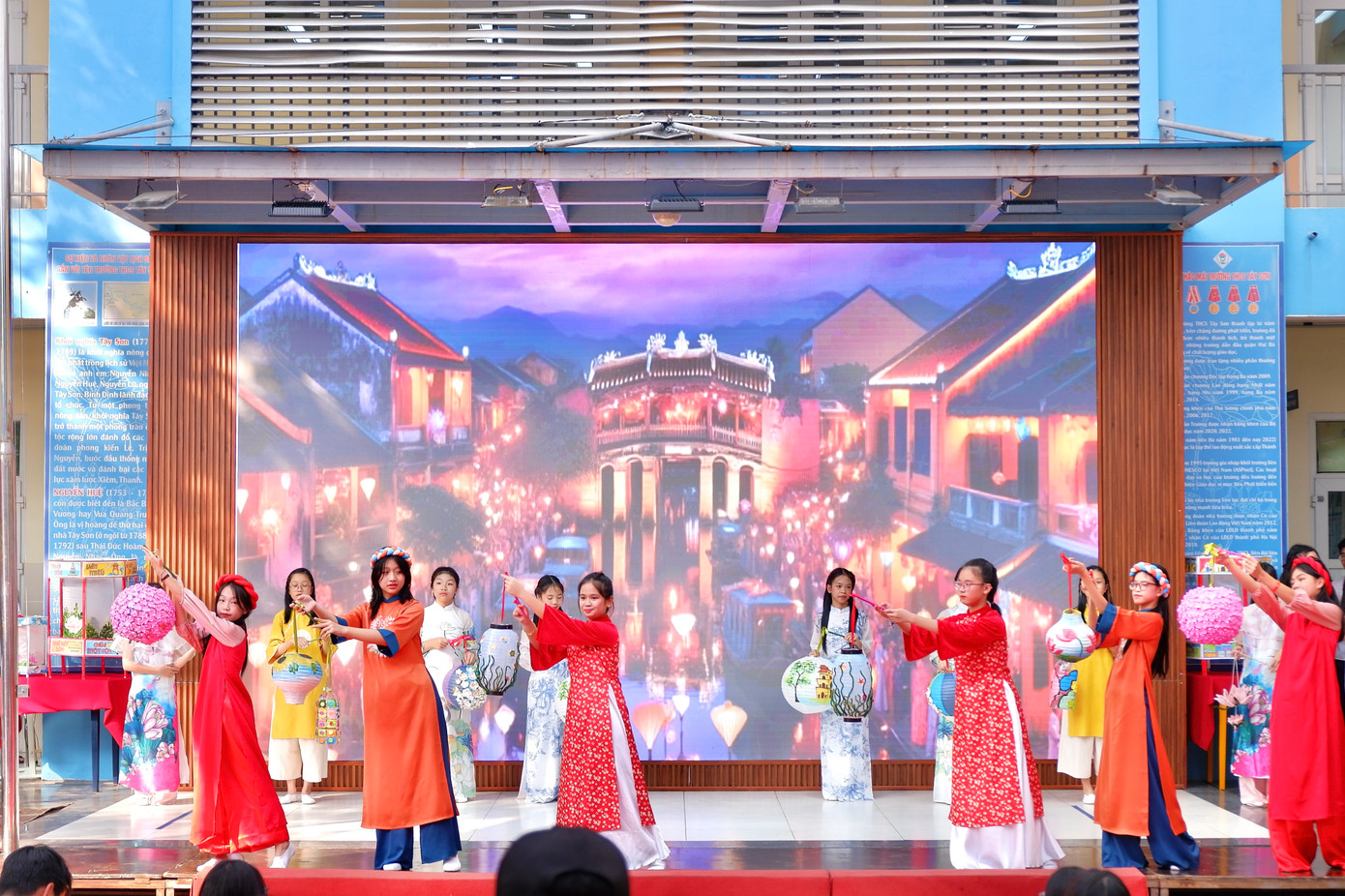 Hình dáng tới cách trang trí của tween đa dạng. Lớp dùng màu nước vẽ lên danh lam, thắng cảnh nổi tiếng của Thủ đô. Lớp lại làm đèn từ vật liệu tái chế, sử dụng kẽm nhung... Hình dáng tới cách trang trí của tween đa dạng. Lớp dùng màu nước vẽ lên danh lam, thắng cảnh nổi tiếng của Thủ đô. Lớp lại làm đèn từ vật liệu tái chế, sử dụng kẽm nhung...