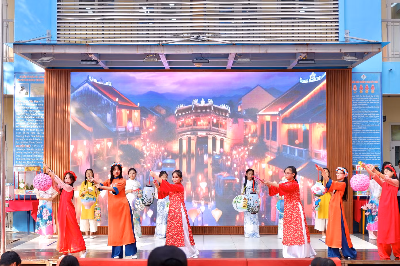 Hình dáng tới cách trang trí của tween đa dạng. Lớp dùng màu nước vẽ lên danh lam, thắng cảnh nổi tiếng của Thủ đô. Lớp lại làm đèn từ vật liệu tái chế, sử dụng kẽm nhung...