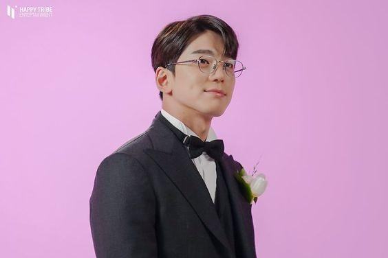 Bờ vai Thái Bình Dương cũng là điểm cộng ngoại hình của Min Kyu. Bờ vai Thái Bình Dương cũng là điểm cộng ngoại hình của Min Kyu.