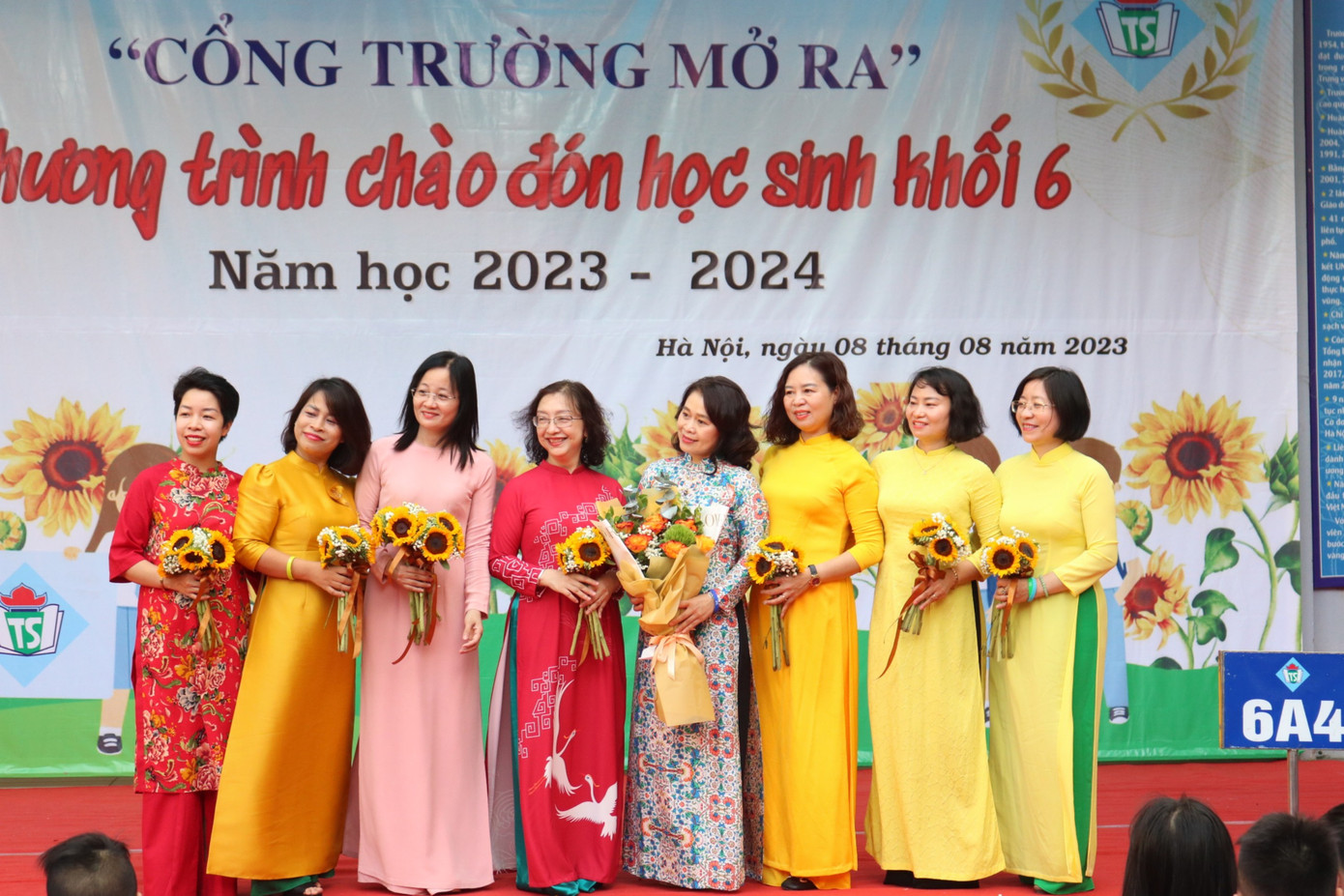 Tween khối 6 tặng hoa cho các cô trong lễ chào đón.