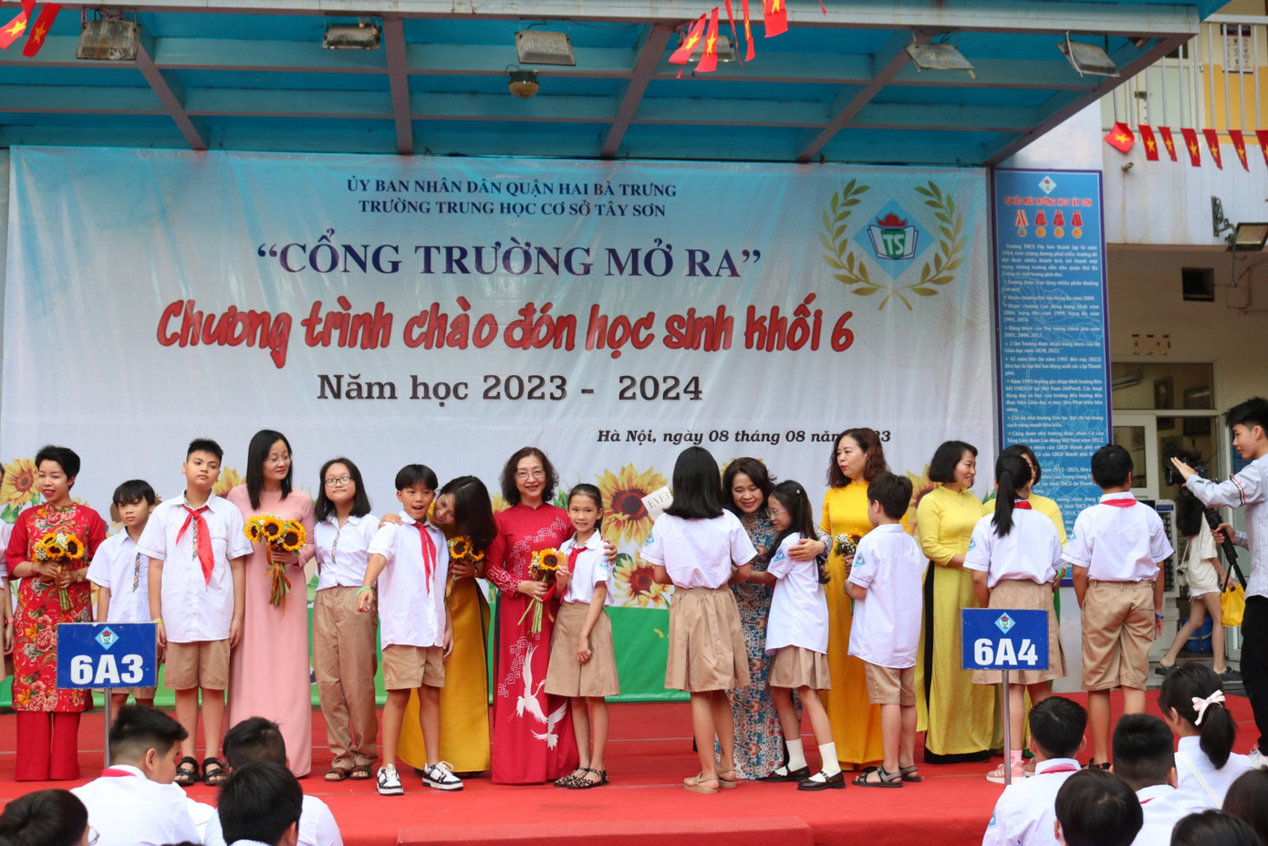 Tween khối 6 tặng hoa cho các cô trong lễ chào đón.