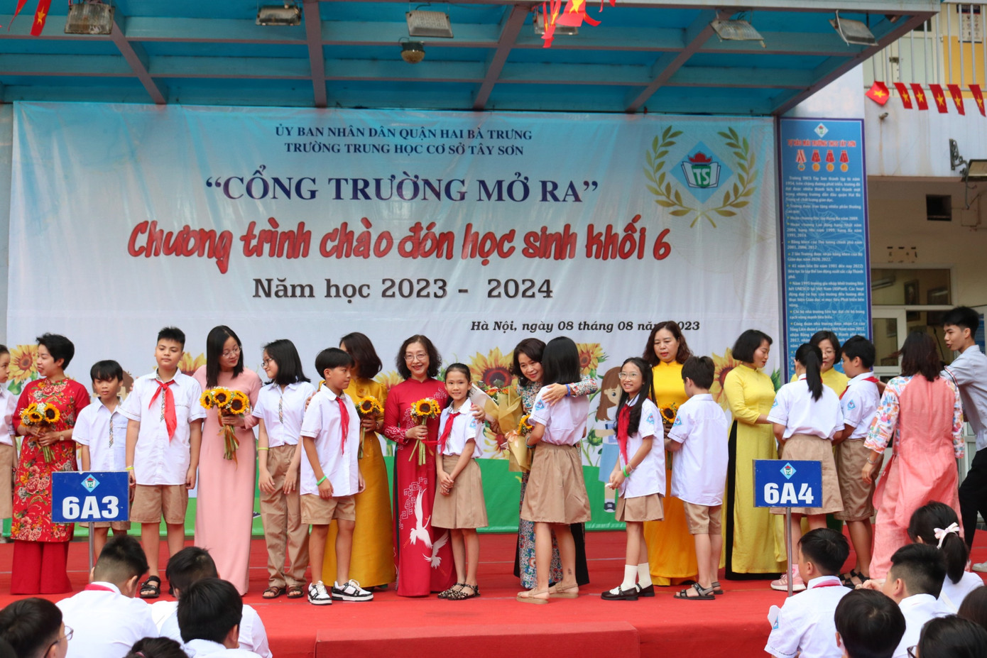 Tween khối 6 tặng hoa cho các cô trong lễ chào đón.