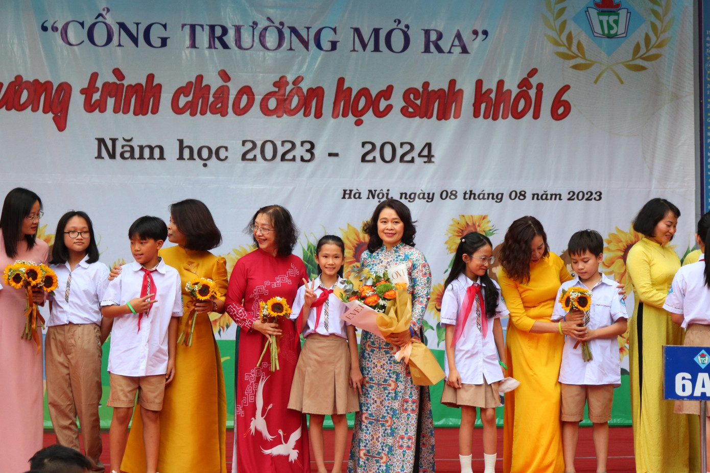 Tween khối 6 tặng hoa cho các cô trong lễ chào đón.