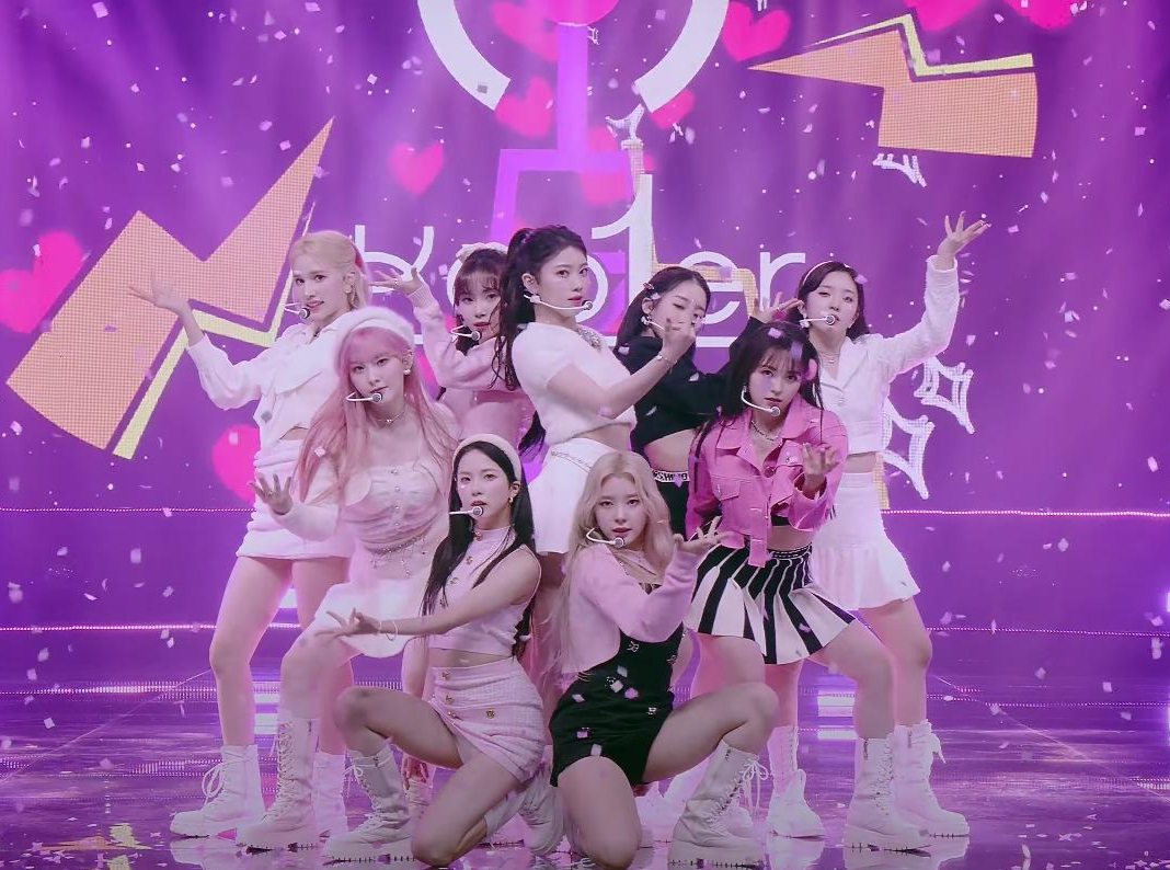 Fan cho rằng Chaehyun (tóc hồng) được xếp đứng center trong các phần trình diễn ít hơn Xiaoting (trung tâm). Fan cho rằng Chaehyun (tóc hồng) được xếp đứng center trong các phần trình diễn ít hơn Xiaoting (trung tâm).