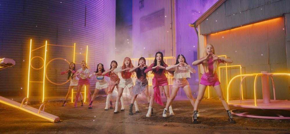 Câu hát "WA DA DA, WA DA DA, Kep1er go WA DA DA DA" cùng vũ đạo tay ở phần điệp khúc được coi là điểm nhấn của bài hát. Câu hát "WA DA DA, WA DA DA, Kep1er go WA DA DA DA" cùng vũ đạo tay ở phần điệp khúc được coi là điểm nhấn của bài hát.