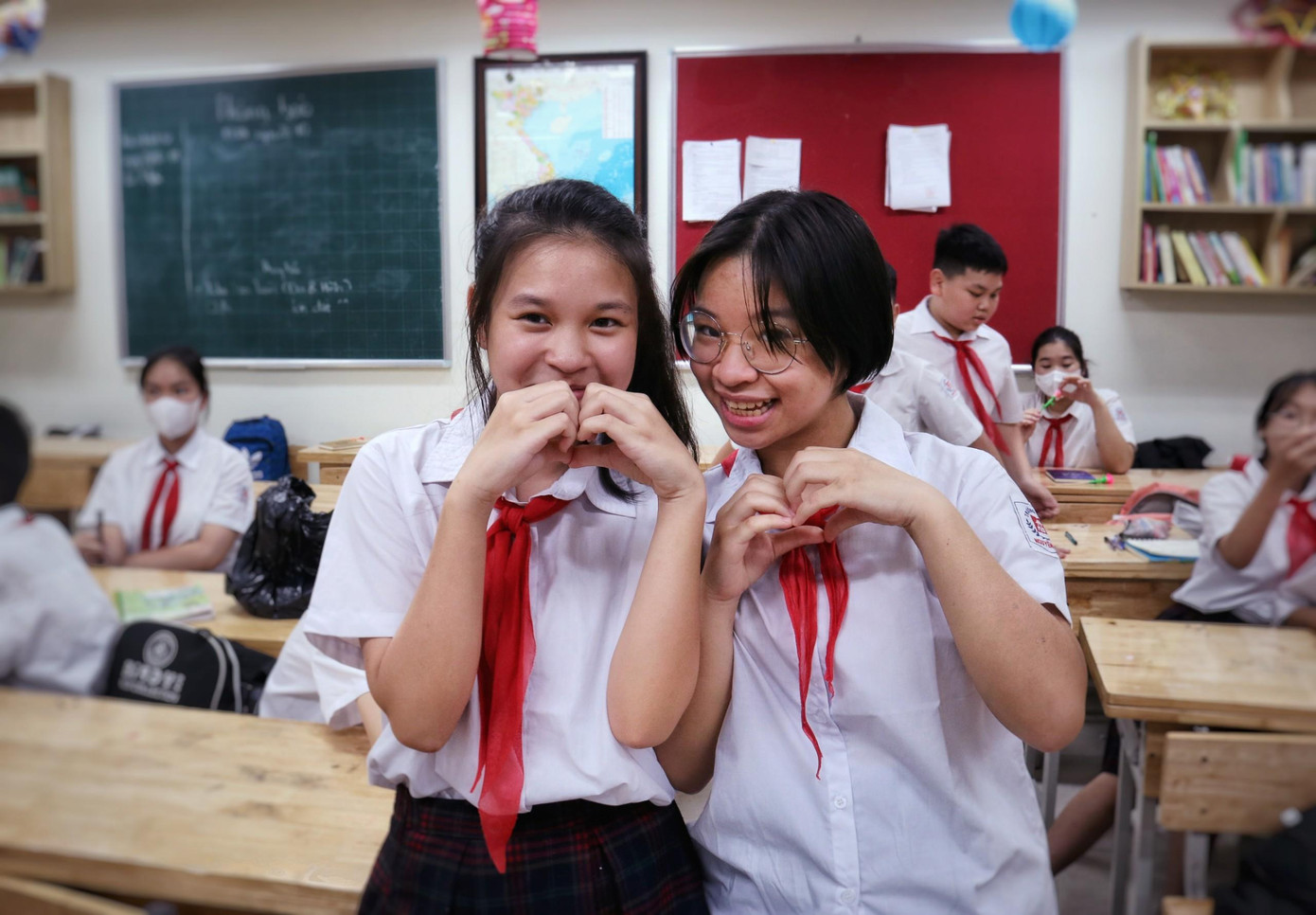 Cô bạn Hà Vy (trái) chia sẻ: "Mình thích nhất là lúc đến tham quan Ngôi nhà Di sản, sau đó là Đình Kim Ngân vì được nặn tò he, cuối cùng là Trung tâm giao lưu văn hóa phố cổ Hà Nội vì ở đó khá... nóng".