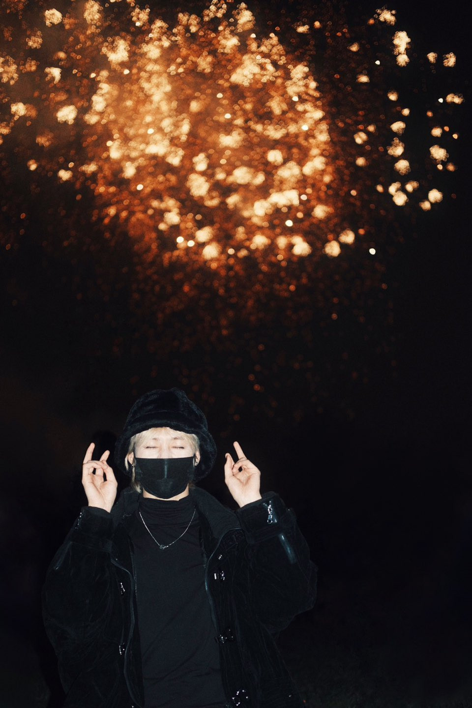 Thời khắc Giao thừa, Hanbin đã khoe loạt ảnh chụp với nền trời pháo hoa. Tuy nhiên, thời điểm này người hâm mộ không dám chắc anh đang chụp ở Hàn Quốc hay Việt Nam.