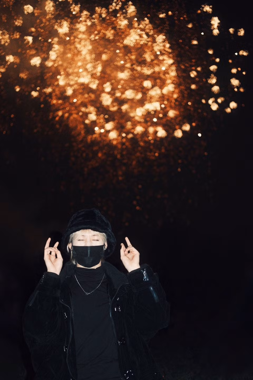 Thời khắc Giao thừa, Hanbin đã khoe loạt ảnh chụp với nền trời pháo hoa. Tuy nhiên, thời điểm này người hâm mộ không dám chắc anh đang chụp ở Hàn Quốc hay Việt Nam.