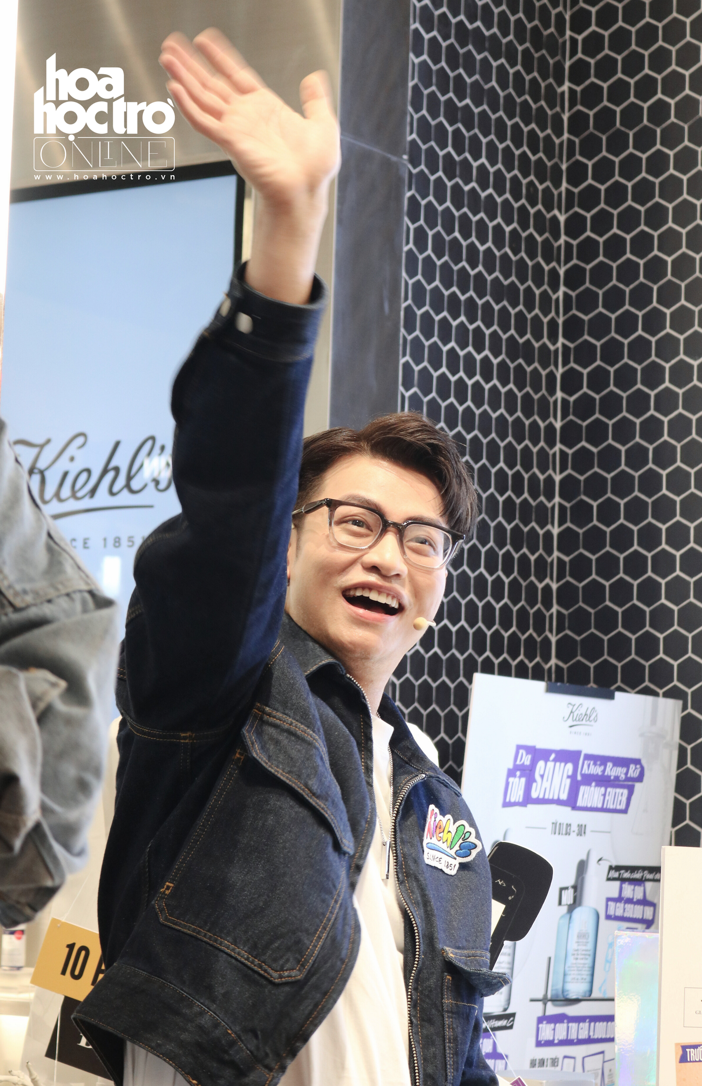 "Chú Ninh" chào các "quạt" phía xa. "Chú Ninh" chào các "quạt" phía xa.