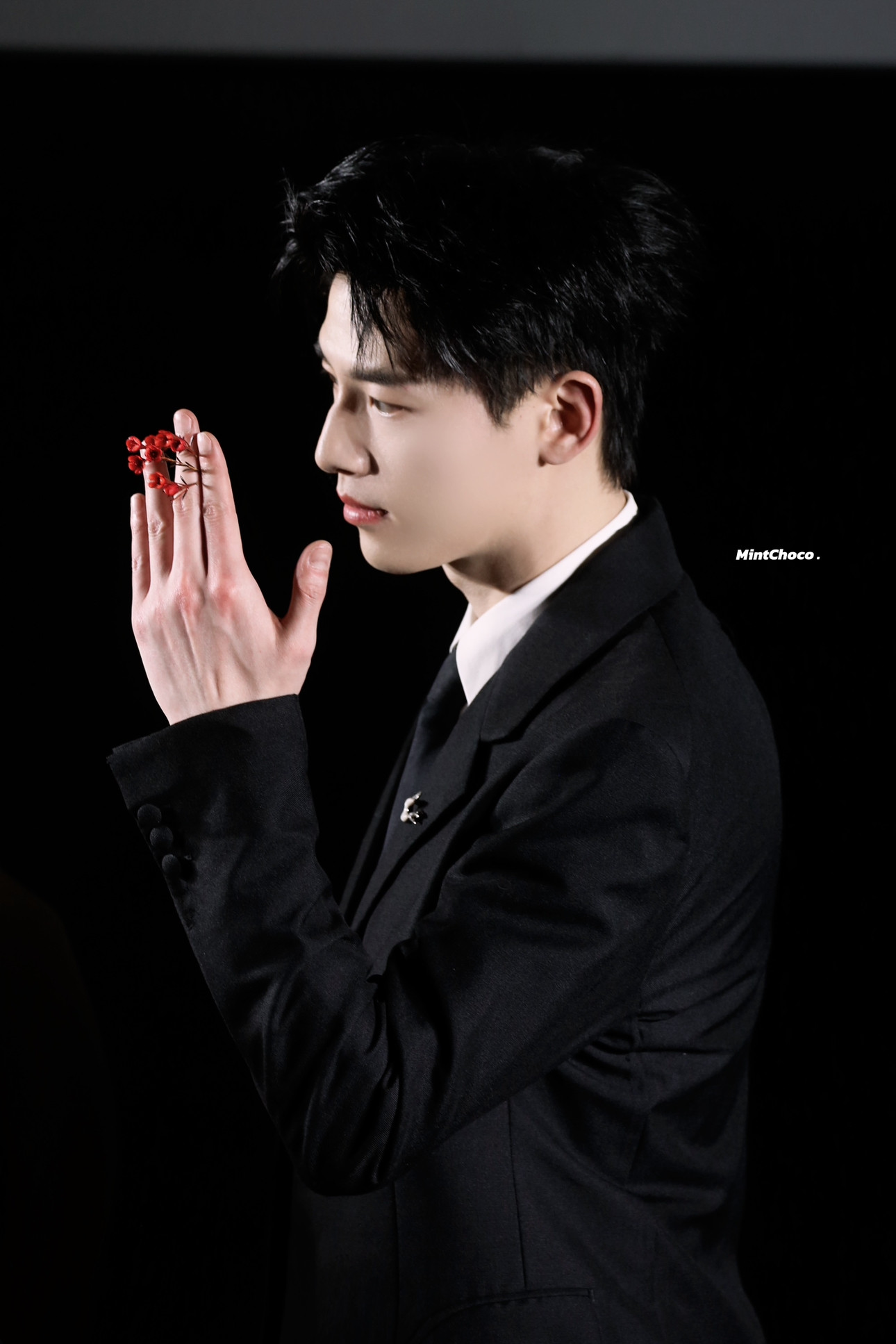 Ngoài đời, Tân Vân Lai được yêu mến nhờ loạt biểu cảm chuẩn "người hướng nội". Gần đây, anh viral với màn "toát mồ hôi hột" vì chưa kịp thích nghi khi quá đông fan tới sân bay đón.