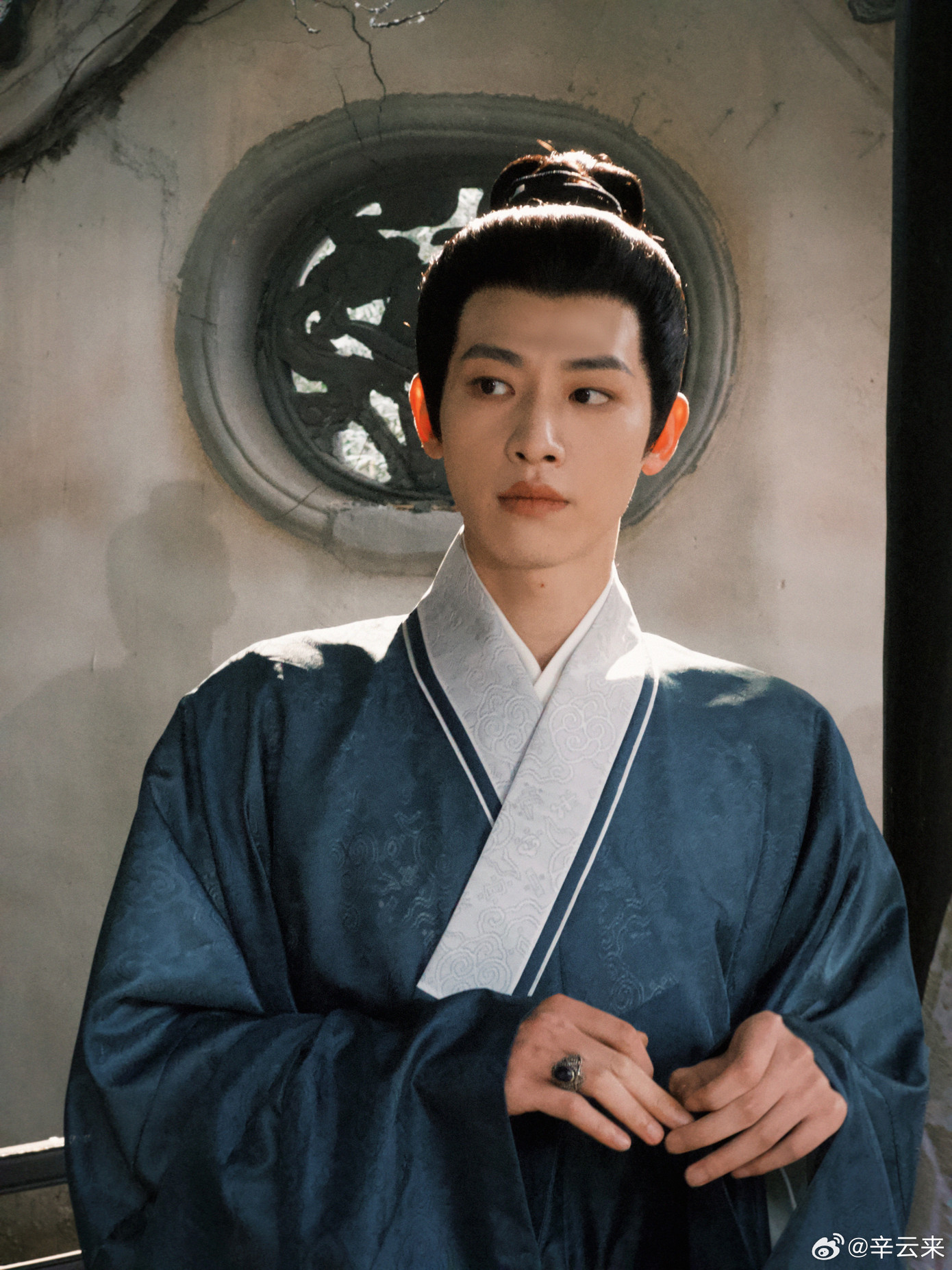 Ngoài đời, Tân Vân Lai được yêu mến nhờ loạt biểu cảm chuẩn "người hướng nội". Gần đây, anh viral với màn "toát mồ hôi hột" vì chưa kịp thích nghi khi quá đông fan tới sân bay đón.