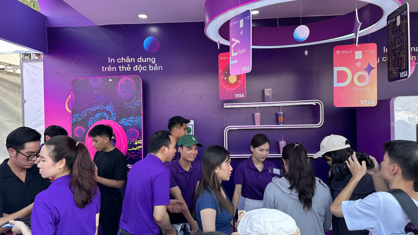 Gian hàng TP Bank nô nức Gen Z tới check-in. Gian hàng TP Bank nô nức Gen Z tới check-in.