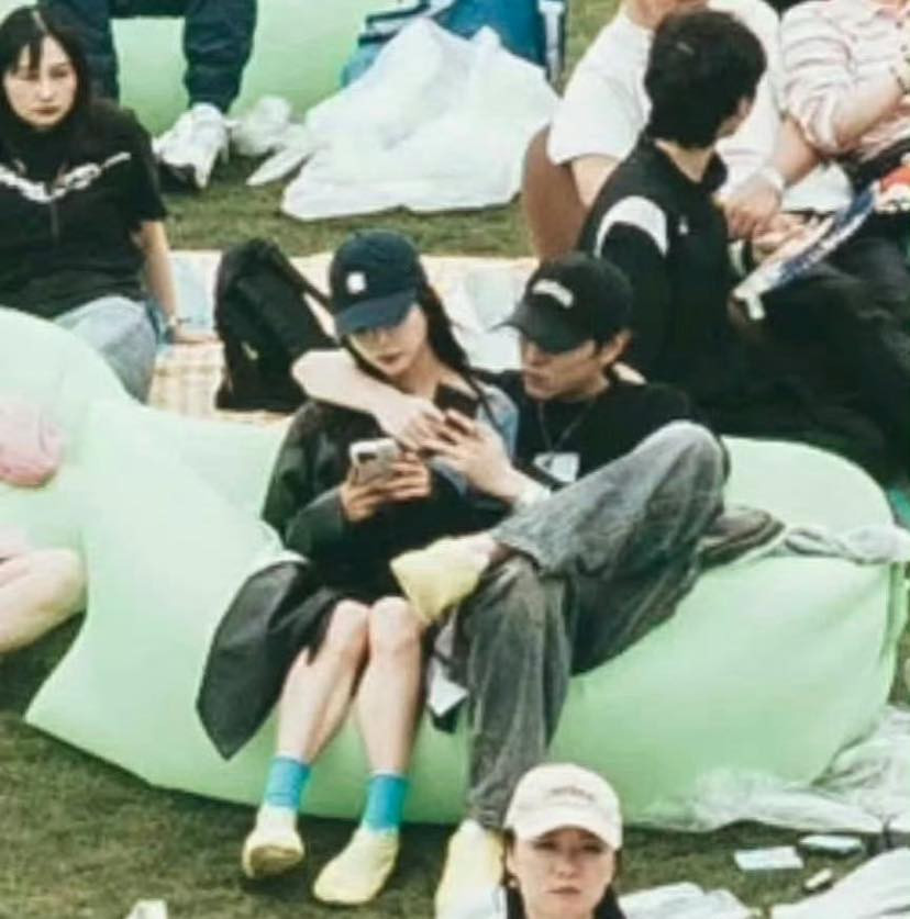 Ảnh bị nghi là Điền Hủ Ninh và bạn gái. Ảnh bị nghi là Điền Hủ Ninh và bạn gái.