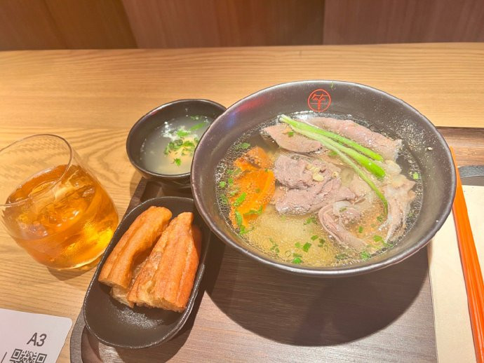 Nhiều fan bất ngờ vì thịt bò "đầy ú ụ" trong một bát. "Quá nhiều thịt", "tôi no sau khi ăn thịt luôn"... là một số bình luận của Cnet.