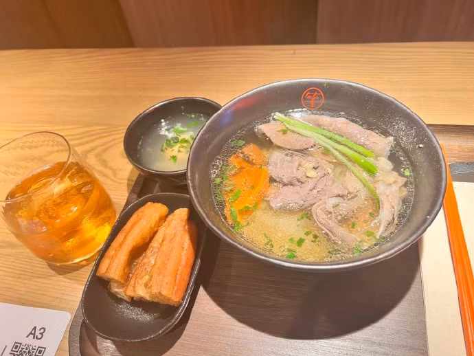 Nhiều fan bất ngờ vì thịt bò "đầy ú ụ" trong một bát. "Quá nhiều thịt", "tôi no sau khi ăn thịt luôn"... là một số bình luận của Cnet.