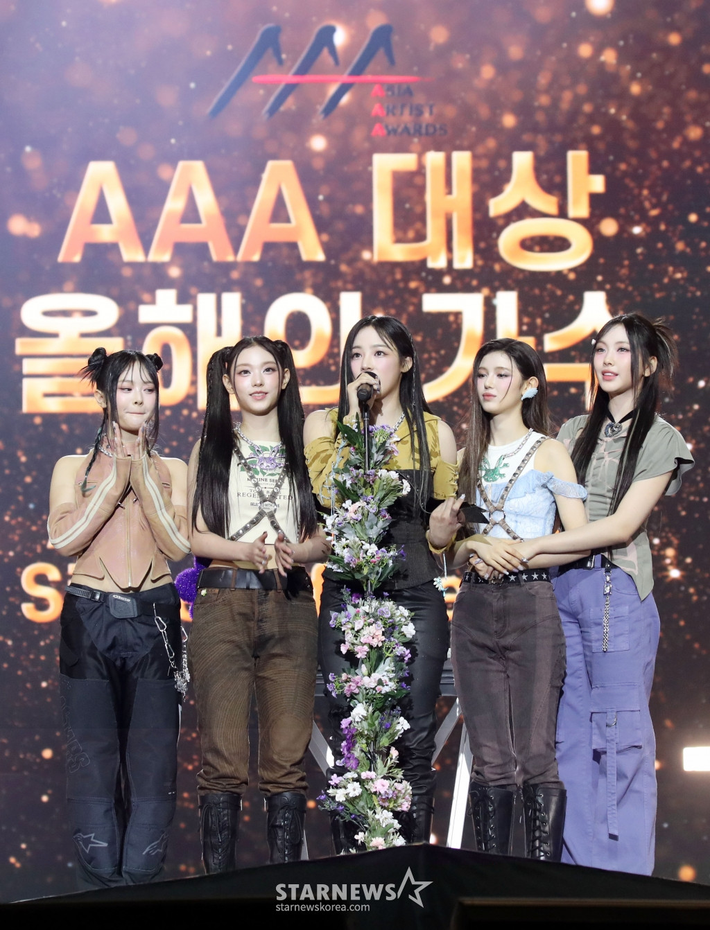 Tổng cộng 6 chiếc cúp được NewJeans mang về tại AAA 2023. Tổng cộng 6 chiếc cúp được NewJeans mang về tại AAA 2023.