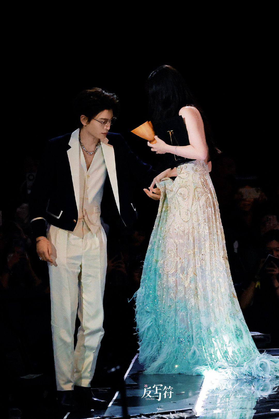 Sau 2 lần hợp tác thành công với Khúc Biến Tấu Ánh Trăng và Vĩnh Dạ Tinh Hà, Đinh Vũ Hề và Ngu Thư Hân trở thành một trong những cặp đôi được "đẩy thuyền" mạnh nhất C-Biz. Sau 2 lần hợp tác thành công với Khúc Biến Tấu Ánh Trăng và Vĩnh Dạ Tinh Hà, Đinh Vũ Hề và Ngu Thư Hân trở thành một trong những cặp đôi được "đẩy thuyền" mạnh nhất C-Biz.