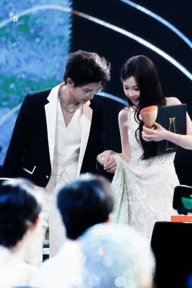 Sau 2 lần hợp tác thành công với Khúc Biến Tấu Ánh Trăng và Vĩnh Dạ Tinh Hà, Đinh Vũ Hề và Ngu Thư Hân trở thành một trong những cặp đôi được "đẩy thuyền" mạnh nhất C-Biz. Sau 2 lần hợp tác thành công với Khúc Biến Tấu Ánh Trăng và Vĩnh Dạ Tinh Hà, Đinh Vũ Hề và Ngu Thư Hân trở thành một trong những cặp đôi được "đẩy thuyền" mạnh nhất C-Biz.