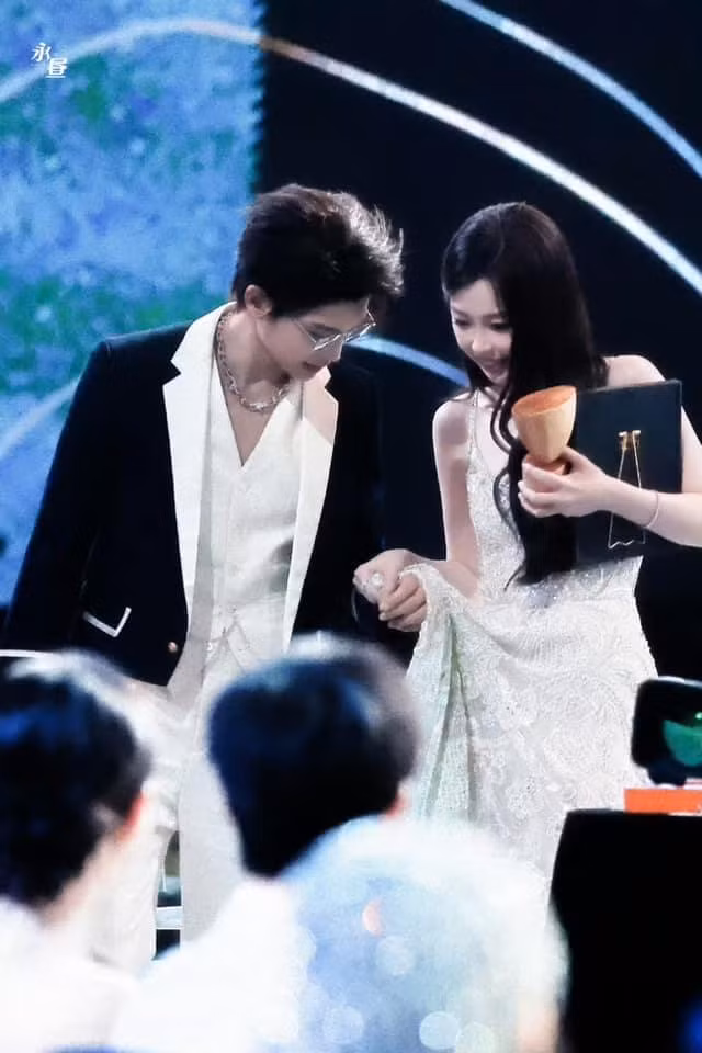 Sau 2 lần hợp tác thành công với Khúc Biến Tấu Ánh Trăng và Vĩnh Dạ Tinh Hà, Đinh Vũ Hề và Ngu Thư Hân trở thành một trong những cặp đôi được "đẩy thuyền" mạnh nhất C-Biz.