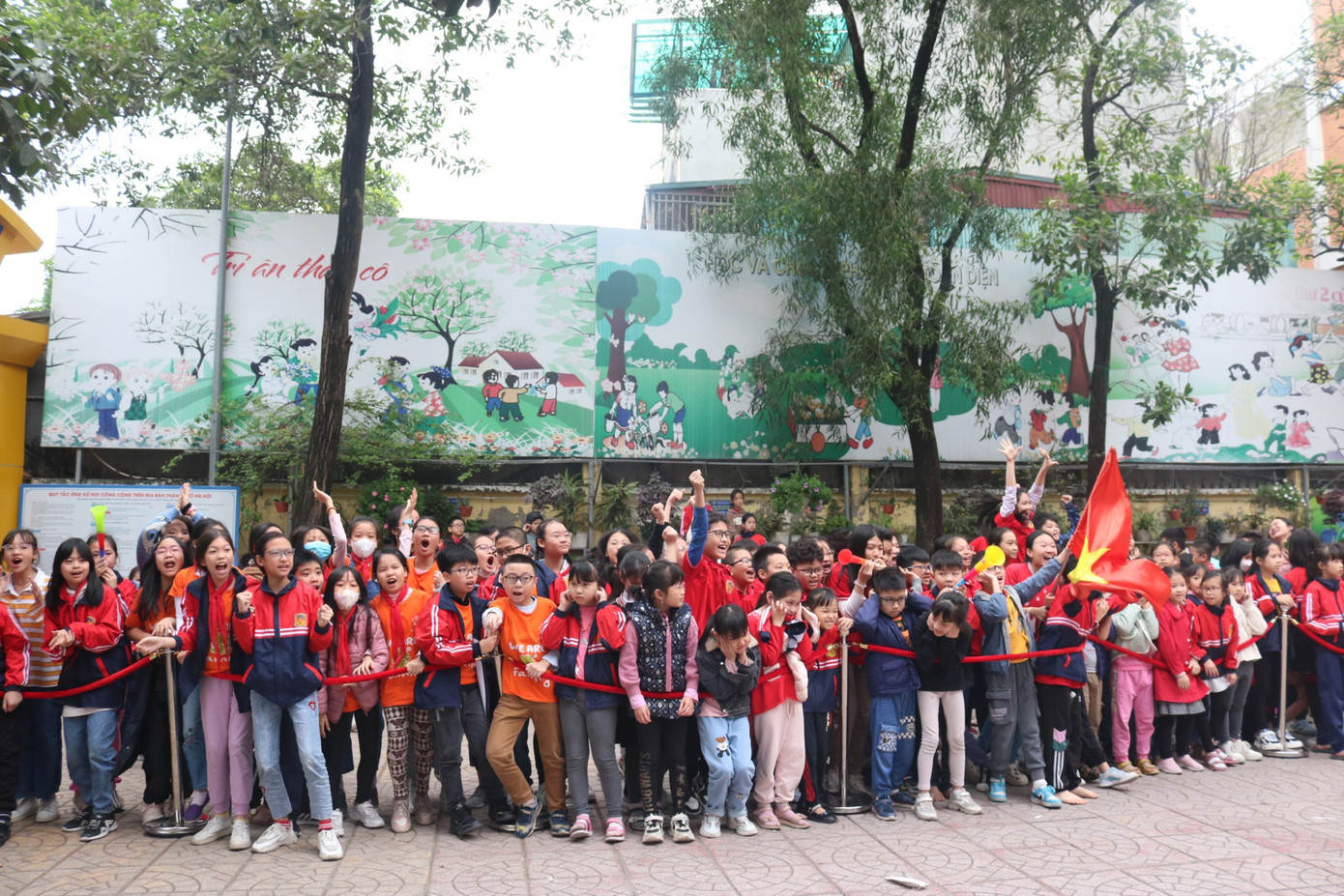 Đội cổ động viên nhí khiến không khí sân thi đấu tăng thêm sức nóng.