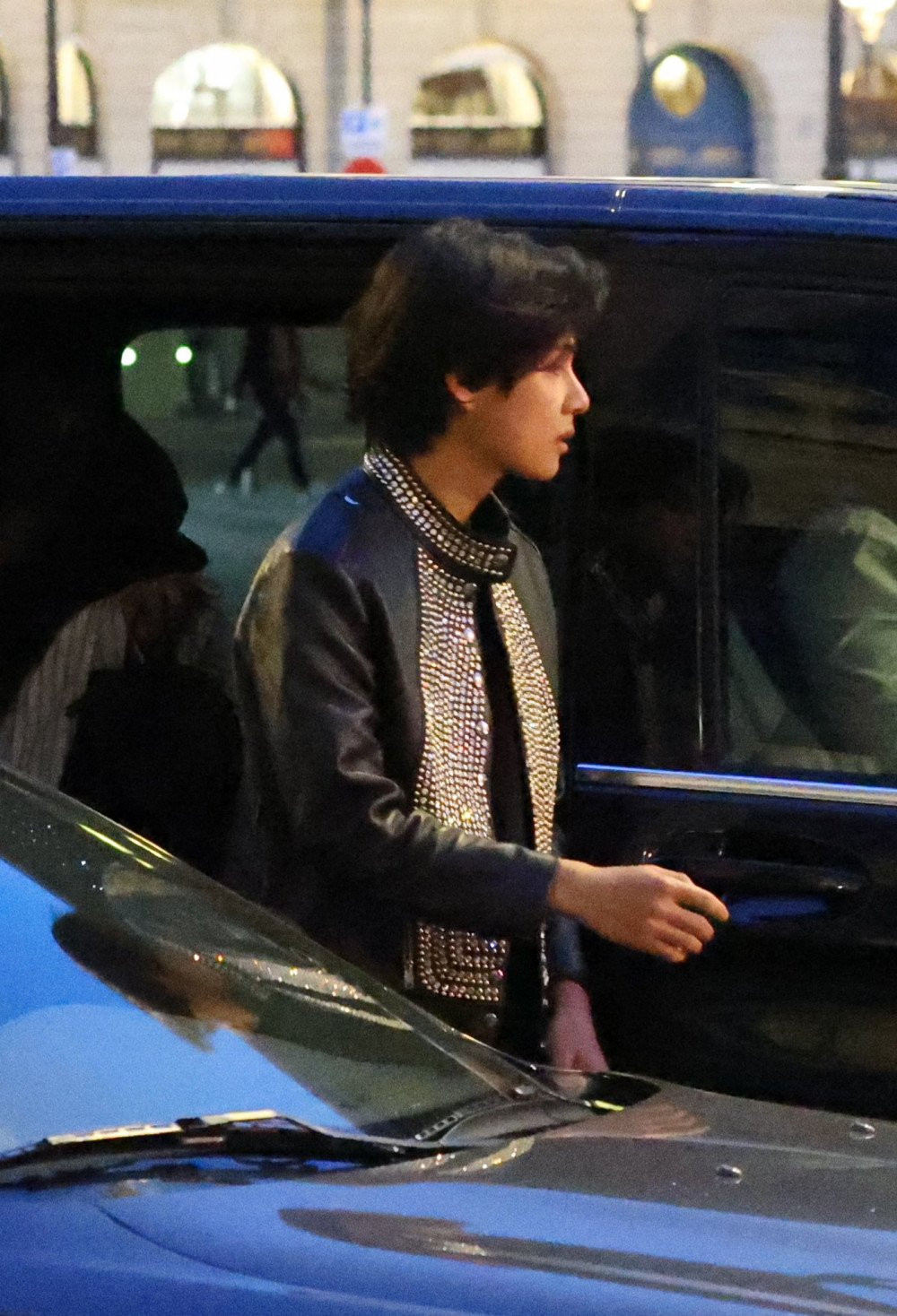 Anh được bắt gặp tại đường phố Paris vào ngày 21/5 khi diện "nguyên cây" CELINE. Anh được bắt gặp tại đường phố Paris vào ngày 21/5 khi diện "nguyên cây" CELINE.