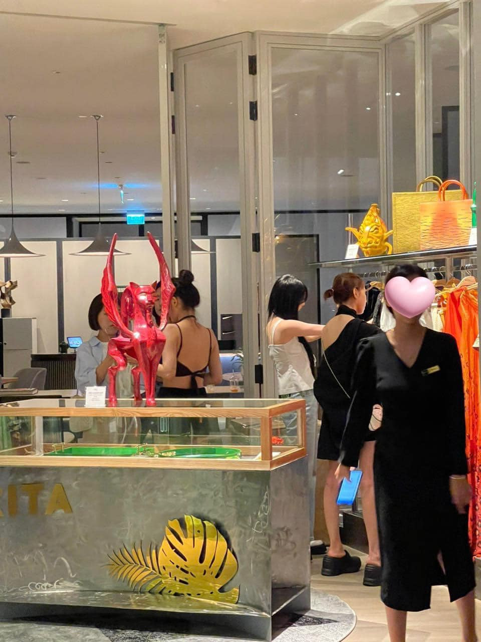 aespa cùng nhau đi mua sắm sau khi tới Việt Nam.