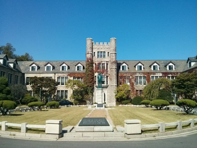 Trường Trung học Choong Ang gây ấn tượng khi "thay áo" theo mùa nhờ các cây leo bám lên tường. Trường Trung học Choong Ang gây ấn tượng khi "thay áo" theo mùa nhờ các cây leo bám lên tường.