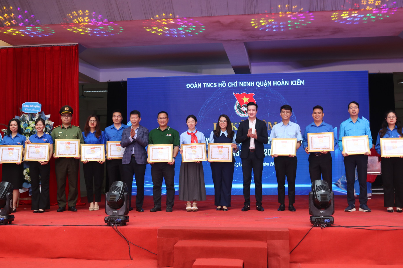 Đại diện tập thể Đoàn tiêu biểu nhận được giấy khen vì thành tích cao trong đợt thi đua cao điểm.