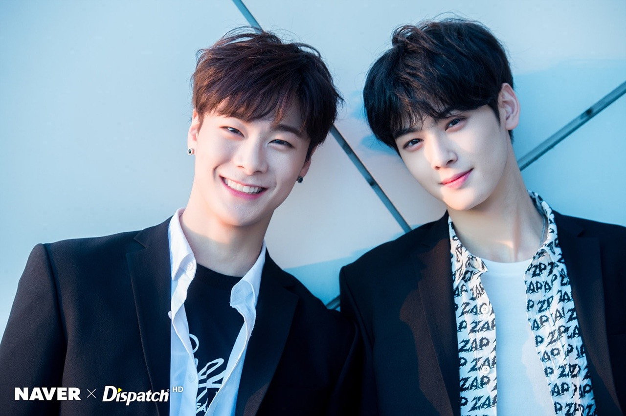 Moonbin (trái) - Cha Eun Woo (phải) Moonbin (trái) - Cha Eun Woo (phải)