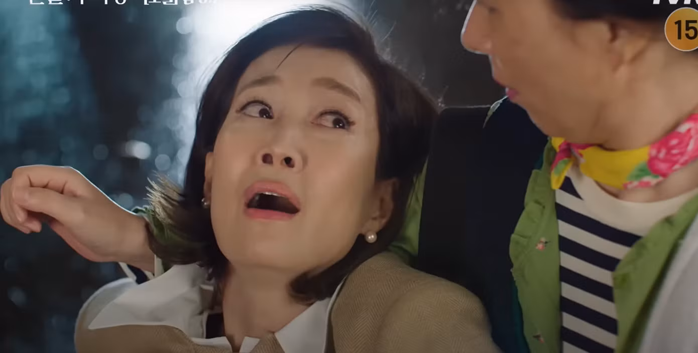 Đối diện với thông gia mà bản thân năm lần bảy lượt buông lời nhục mạ, mẹ Hae In nay sẽ cư xử thế nào khi "ăn nhờ ở đậu" nhà "cựu" thông gia?